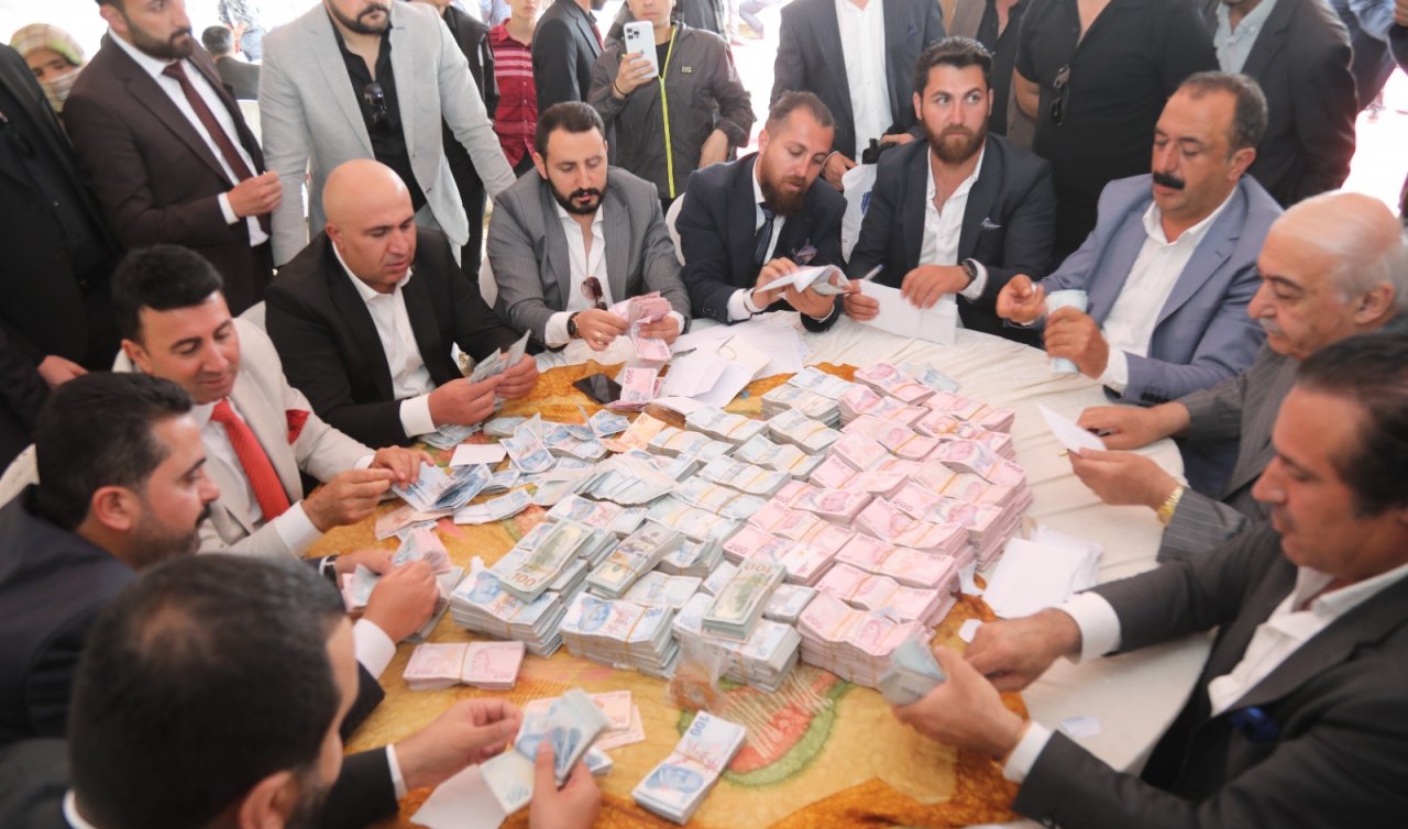 Takı töreni 5 saat sürdü: Gelin ve damada takılan para dudak uçuklattı