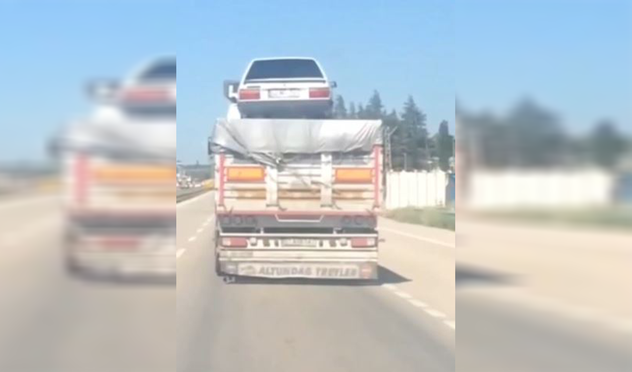 Yüklü kamyonun üzerinde taşınan otomobil tehlike dolu anlar yaşattı