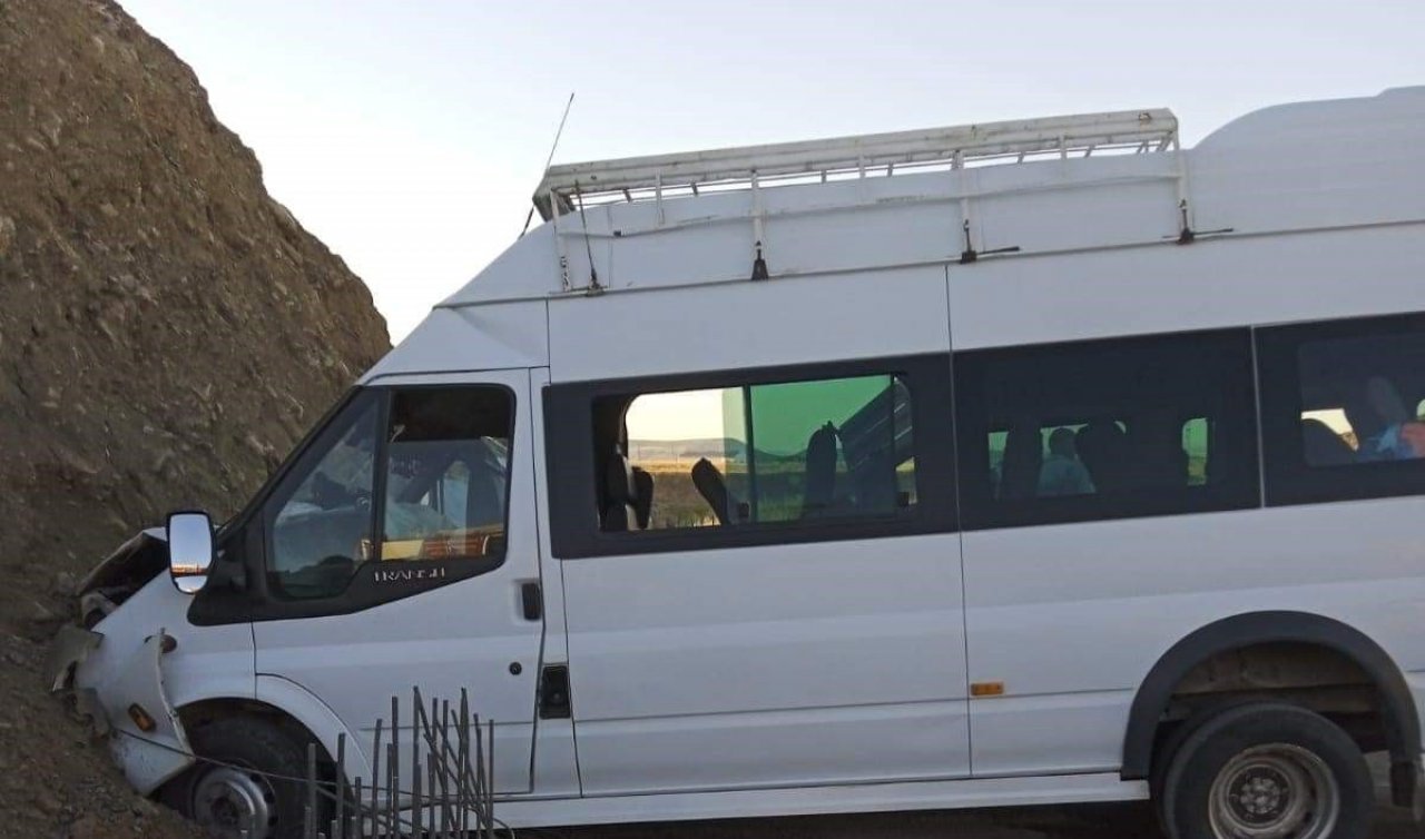  Yolcu minibüsü menfeze çarptı: 9 yaralı