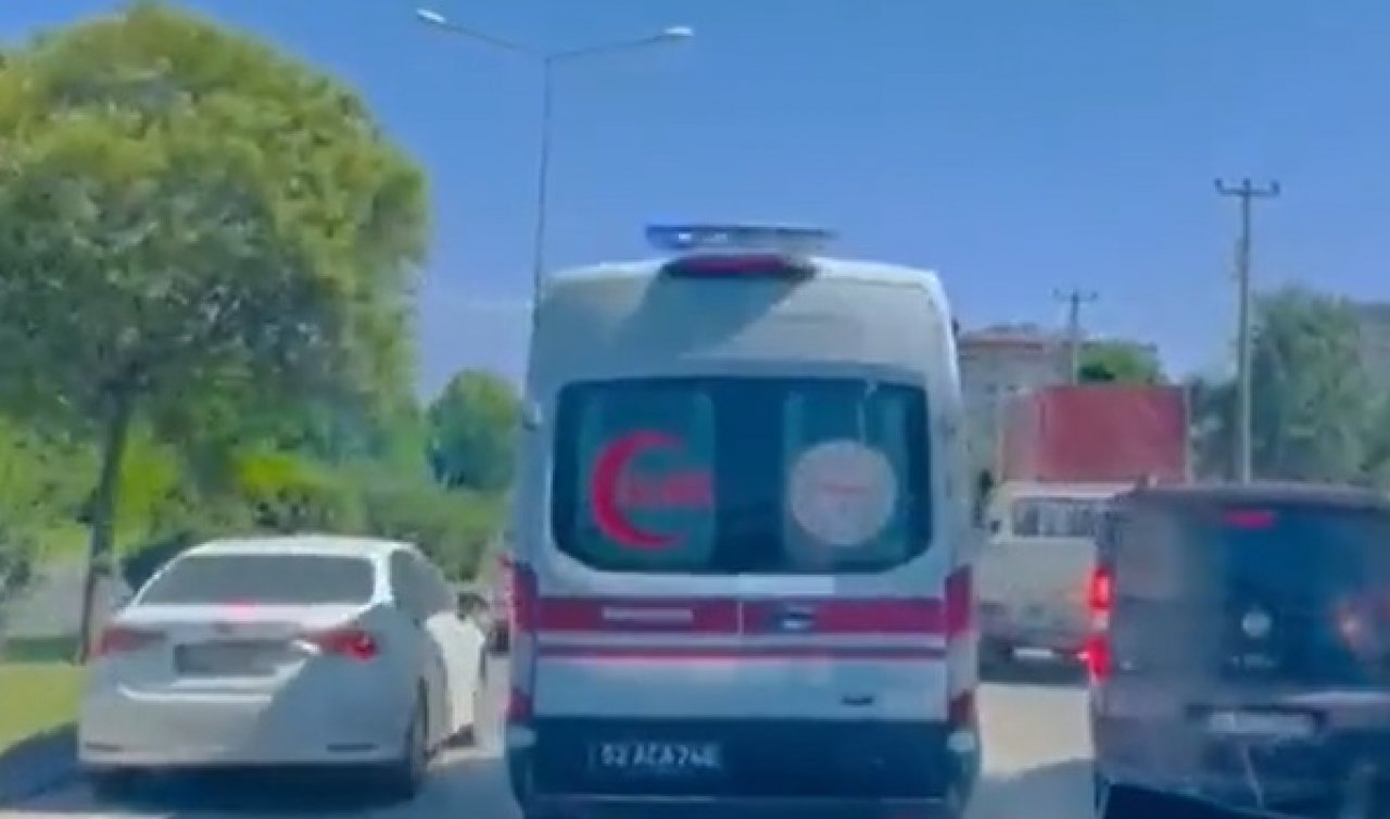 Sürücüler ambulansa fermuar yöntemiyle yol verdi; Bakan Koca teşekkür etti