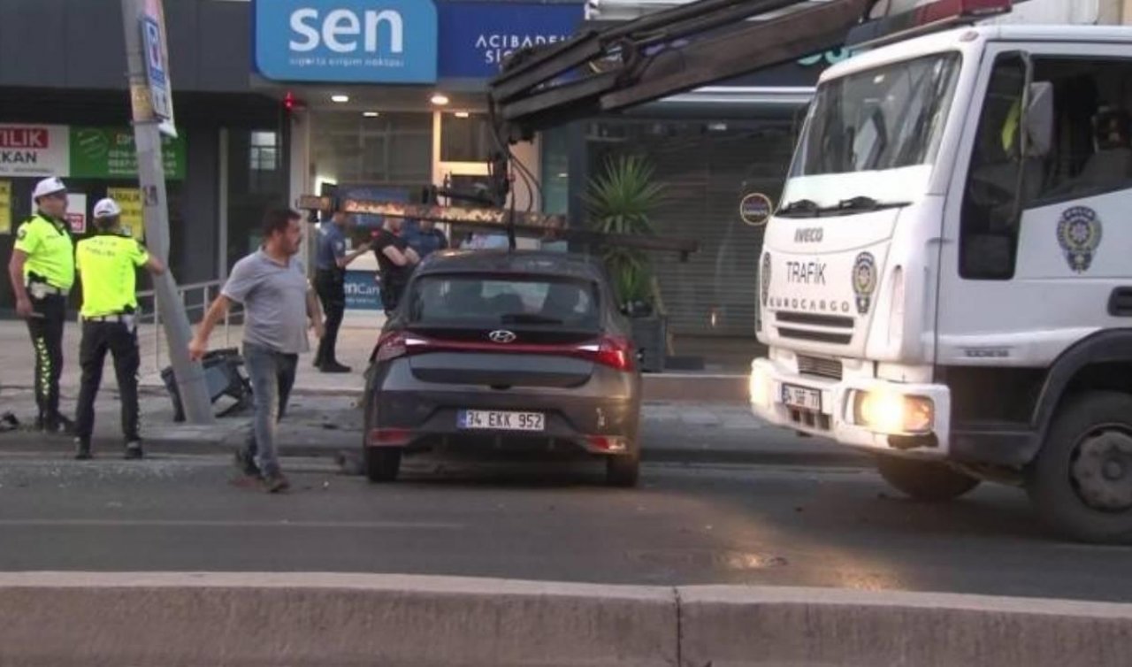  Otomobil elektrik direğine çarptı