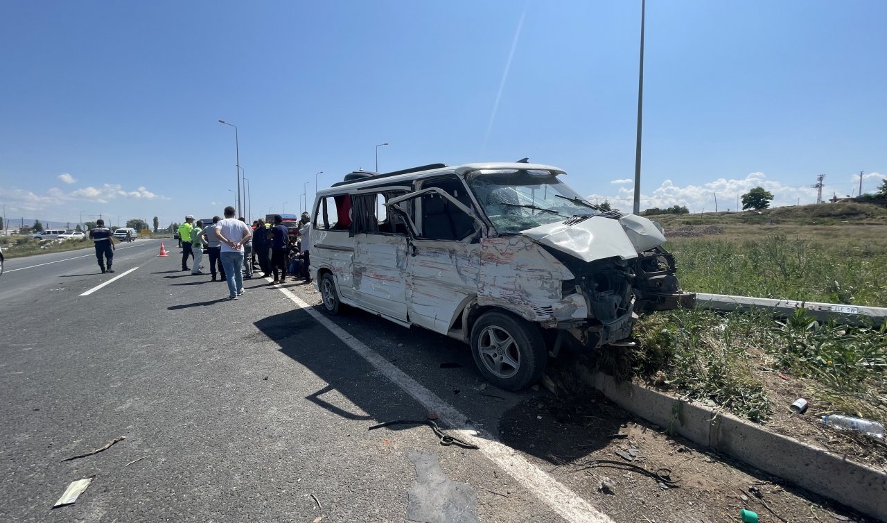Minibüs ile kamyonet çarpıştı: 1 ölü 14 yaralı 