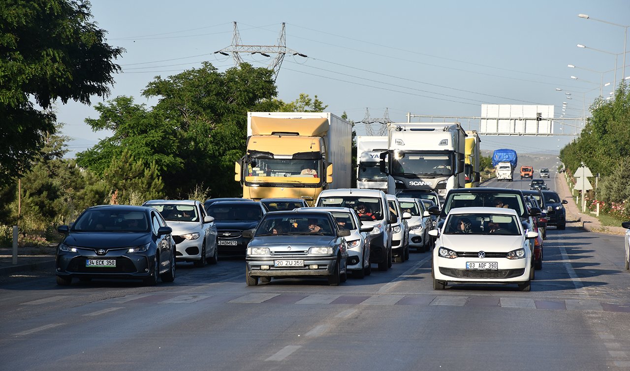 Tatilciler dönüşe geçti:Konya- Afyonkarahisar yolunda trafik