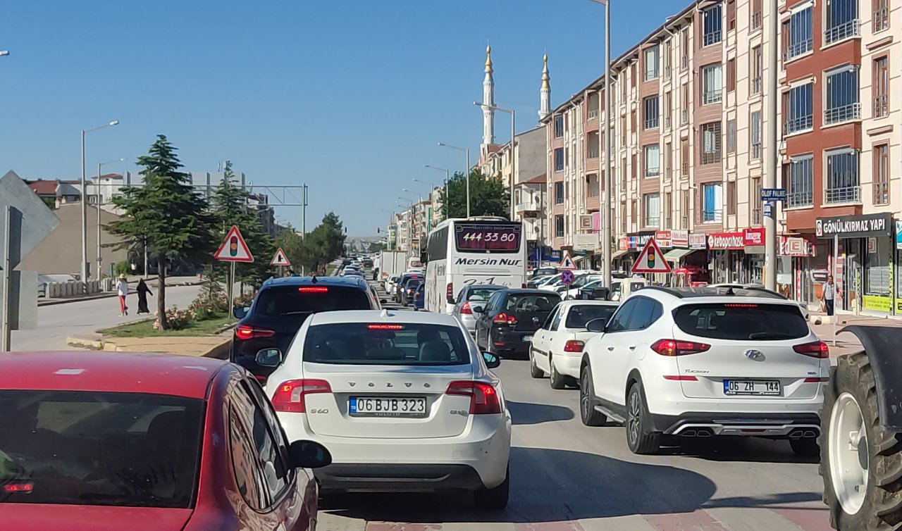 Konya’da tatilciler dönüyor: yollarda kilometrelerce kuyruk oluştu!