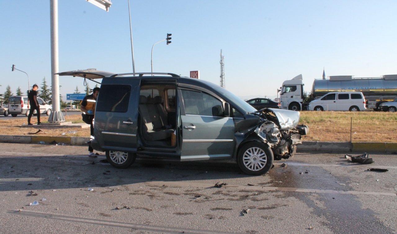 Konya-Afyon yolunda kaza! Hafif ticari araç ile otomobil çarpıştı: 10 kişi yaralandı