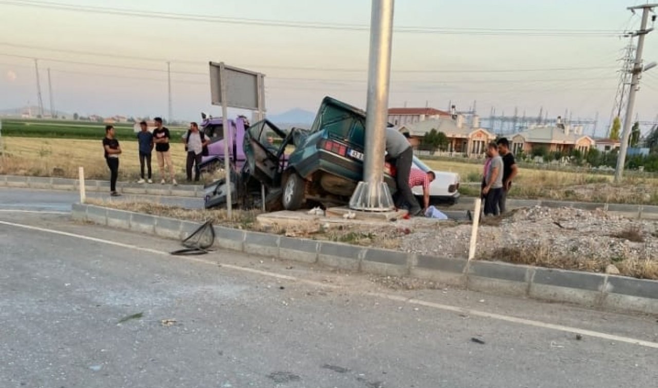Konya’da seyir halindeki otomobil refüje çarptı: 3’ü çocuk 5 kişi yaralandı