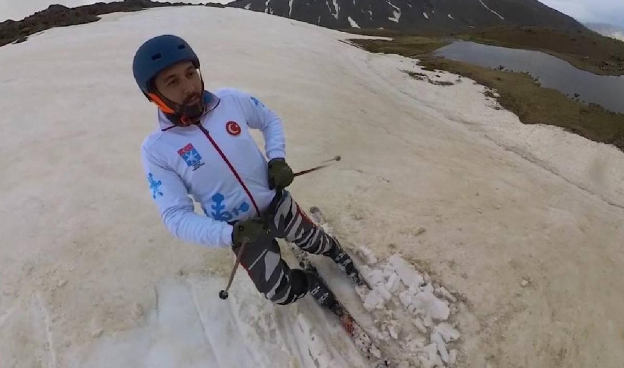 Motosikleti ile karlı dağlara çıktı! Kayak yaparak indi