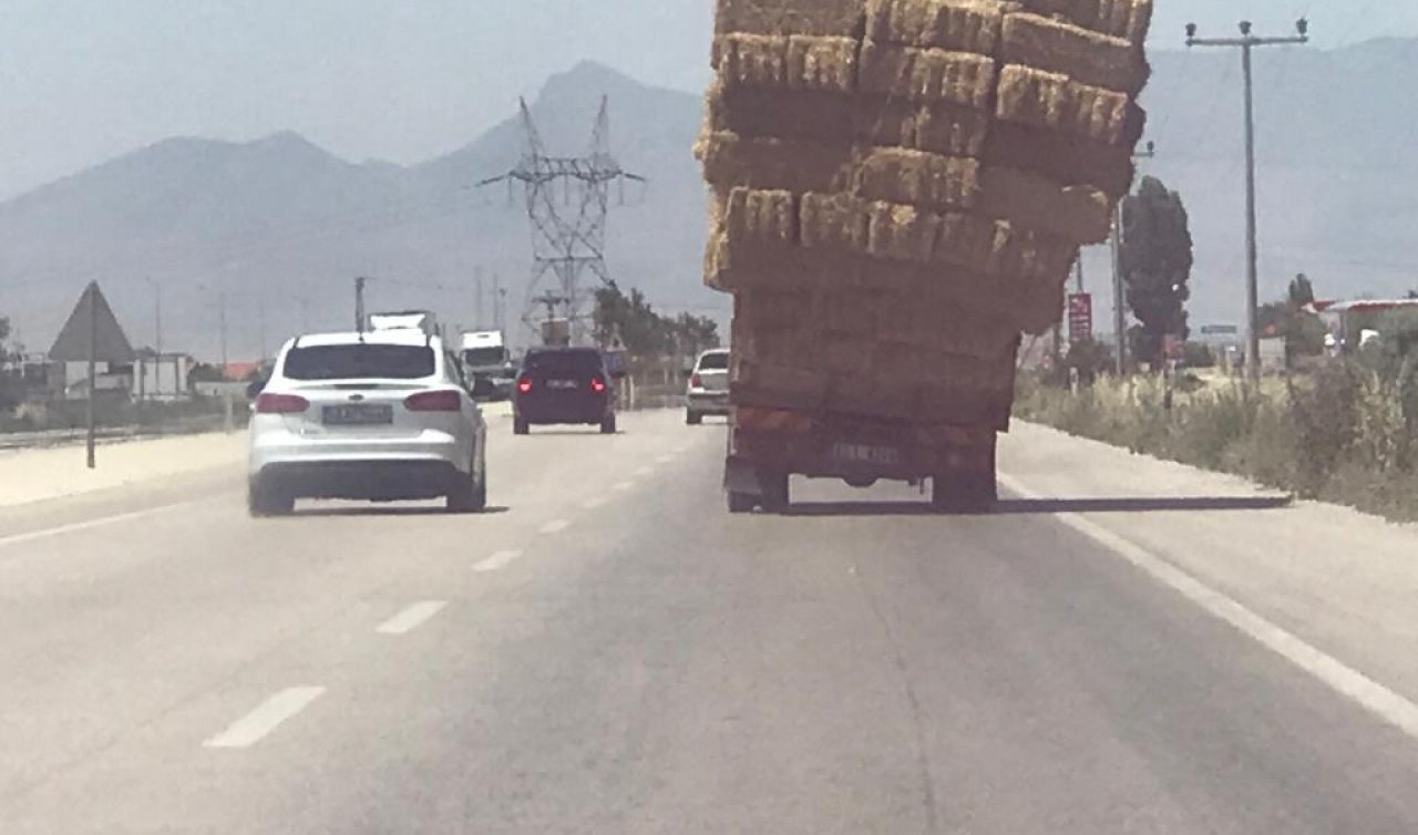 Konya’da fazla yük alan kamyon trafikte tehlike yarattı