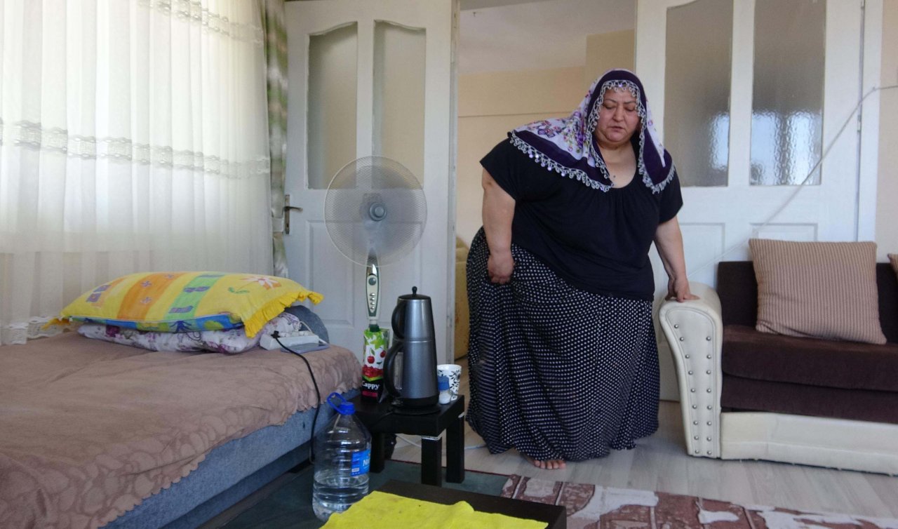 7 yıldır evden çıkamıyor! 200 kiloya ulaşan kadını itfaiye ekipleri balkondan çıkarıyor