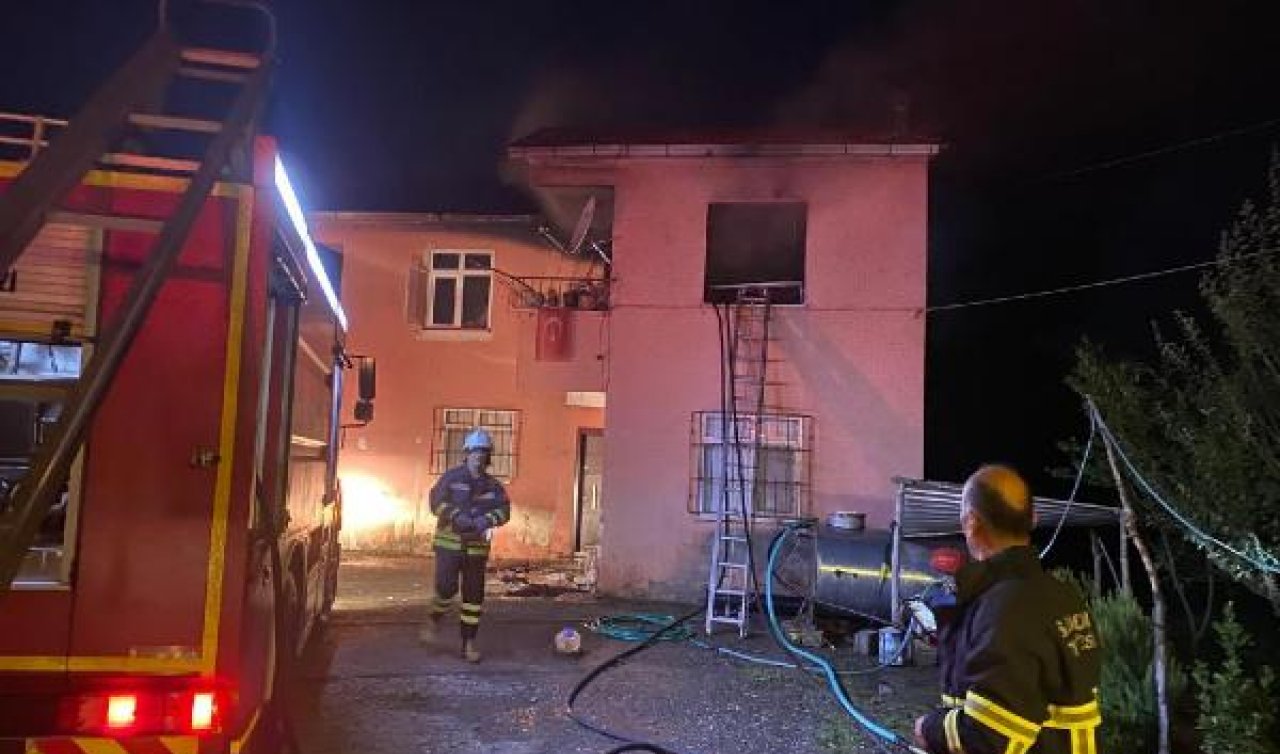 Evlat dehşeti! Babaannesini darp etti! Babasını tüfekle öldürüp evi ateşe verdi