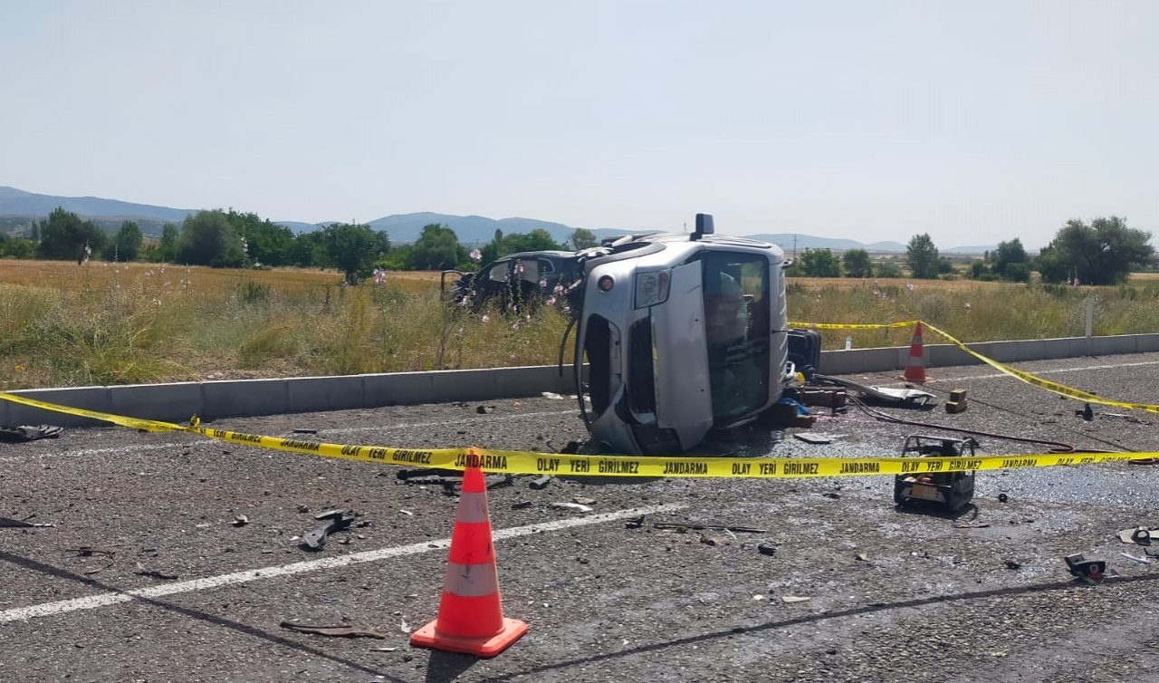 Konya’da 2 otomobil çarpıştı! 1 kişi öldü 5 kişi yaralandı