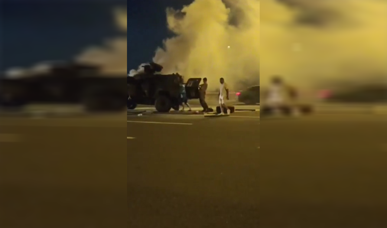 Korku dolu anlar yaşatan yangın! Polislerin içinde olduğu zırhlı araç alev aldı