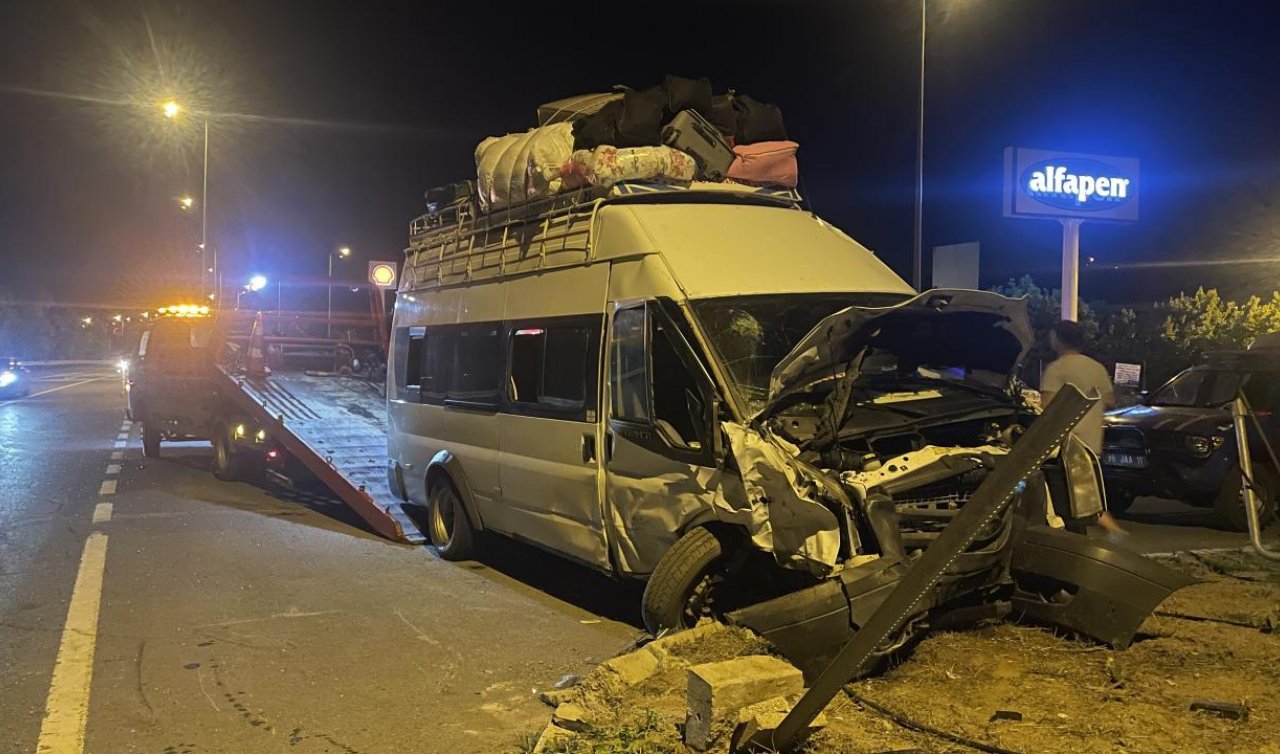  Minibüs ile otomobil çarpıştı: 16 yaralı