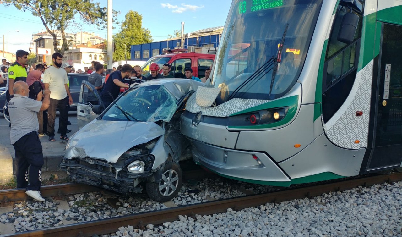 Konya’da tramvay otomobile çarptı: 1’i ağır 3 kişi yaralandı
