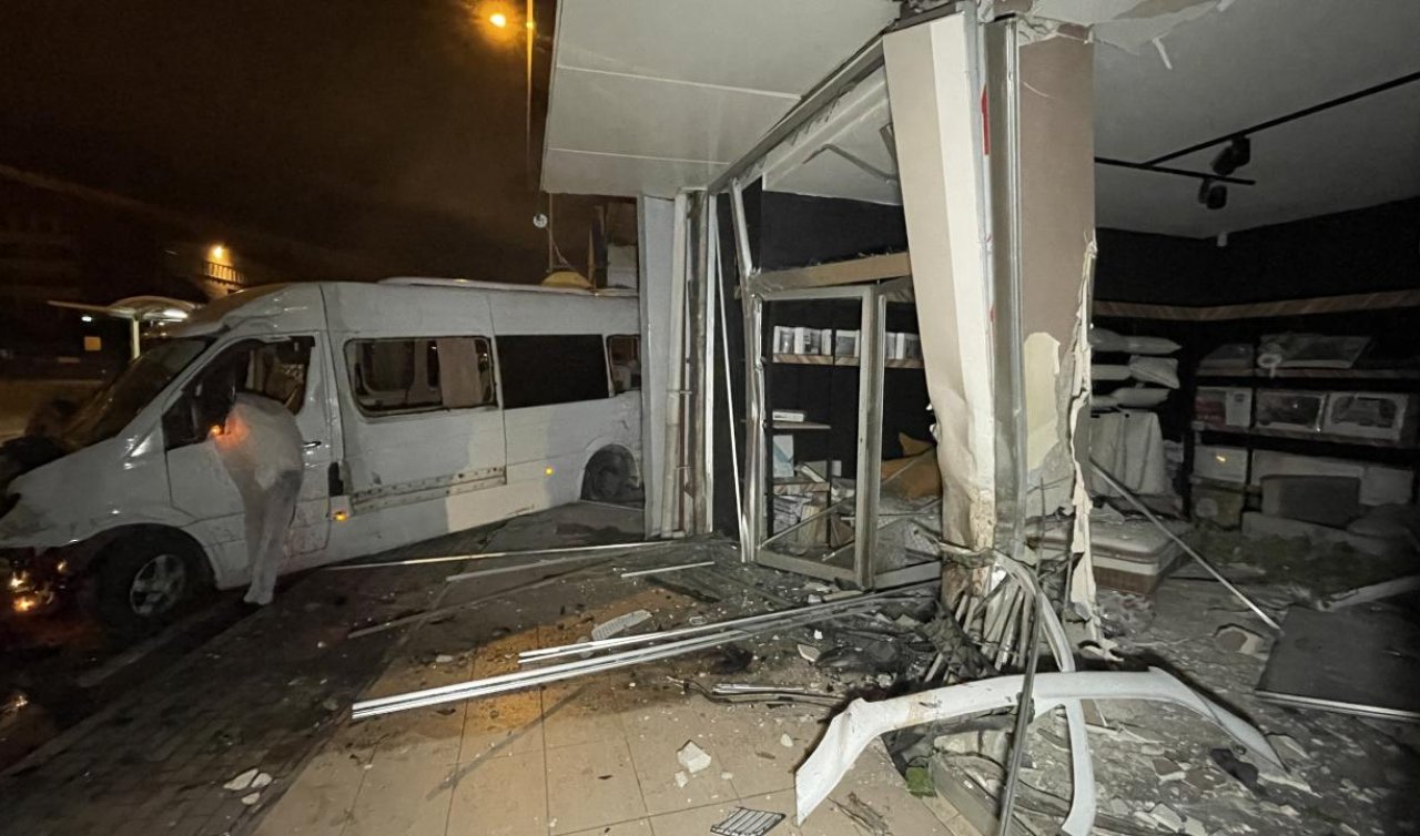 Kontrolden çıkan servis restorana daldı