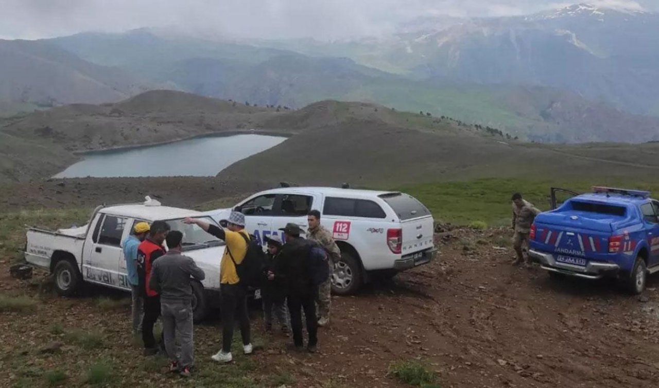 Dağlık alanda araç çamura saplandı! 5 kişi kurtarıldı