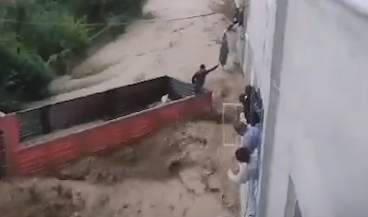 Selde ölüm kalım mücadelesi! Balkona atlayarak kurtuldu