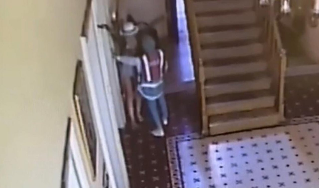 Polis merkezini birbirine kattı! Rujuyla hakaret içeren yazılar yazdı