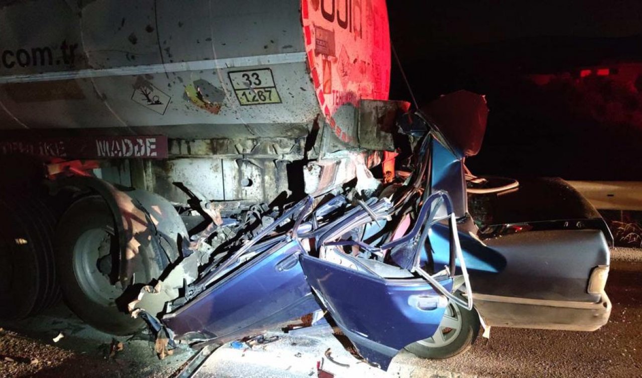Feci kaza! Otomobil emniyet şeridindeki yakıt tankerine çarptı 3 kişi öldü