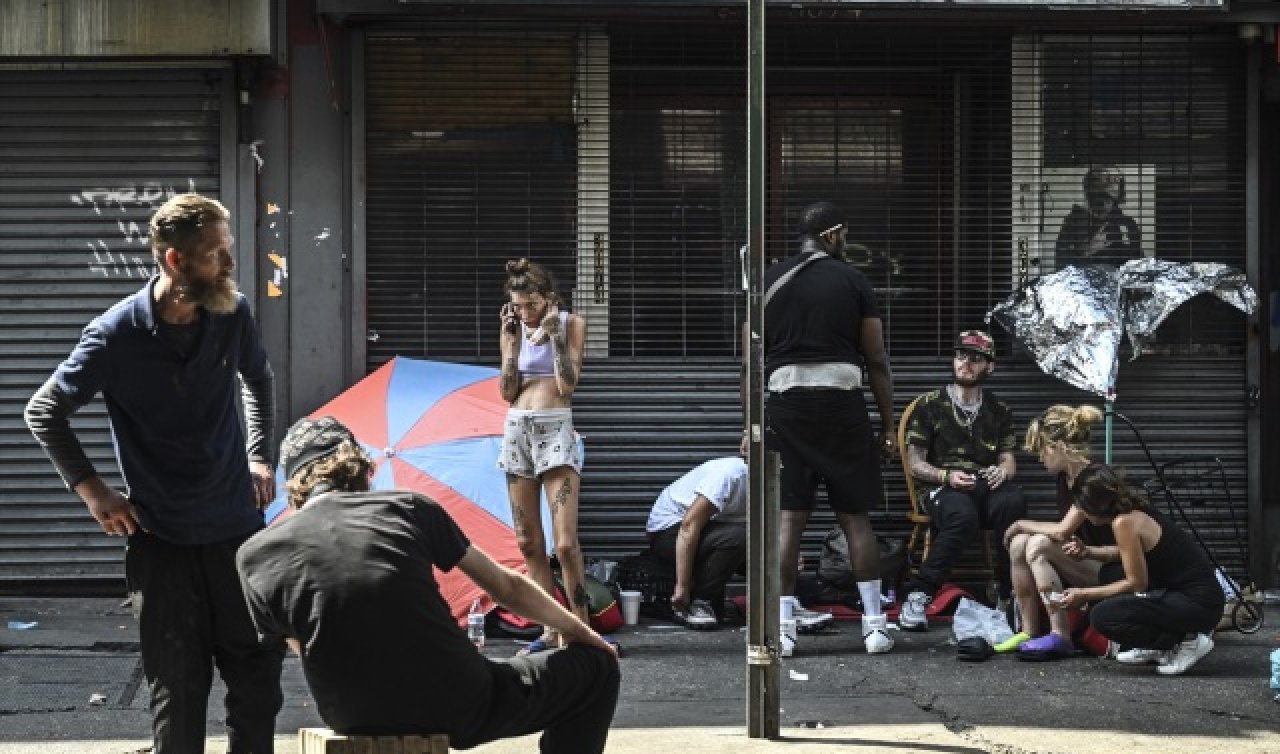 Bu caddede yaşananlar korku filmlerini aratmıyor! Herkes bu halde geziyor