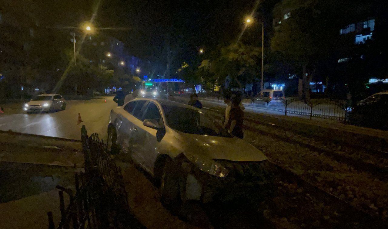 Konya’da kaza! Kontrolden çıkan araç tramvay yoluna girdi