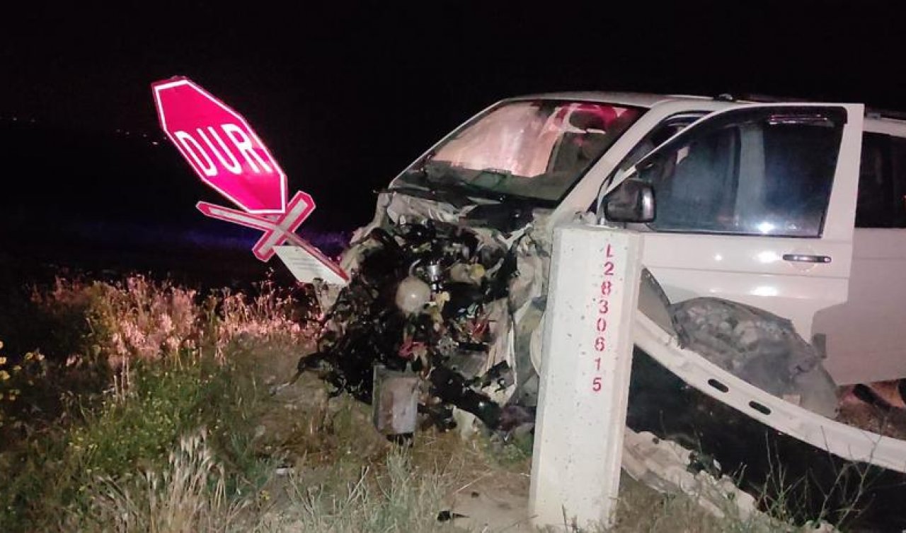 Konya’da trenle minibüs çarpıştı: 4 kişi yaralandı