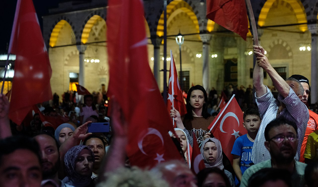 Konya’da nöbet vakti! Binlerce kişi meydanları doldurdu