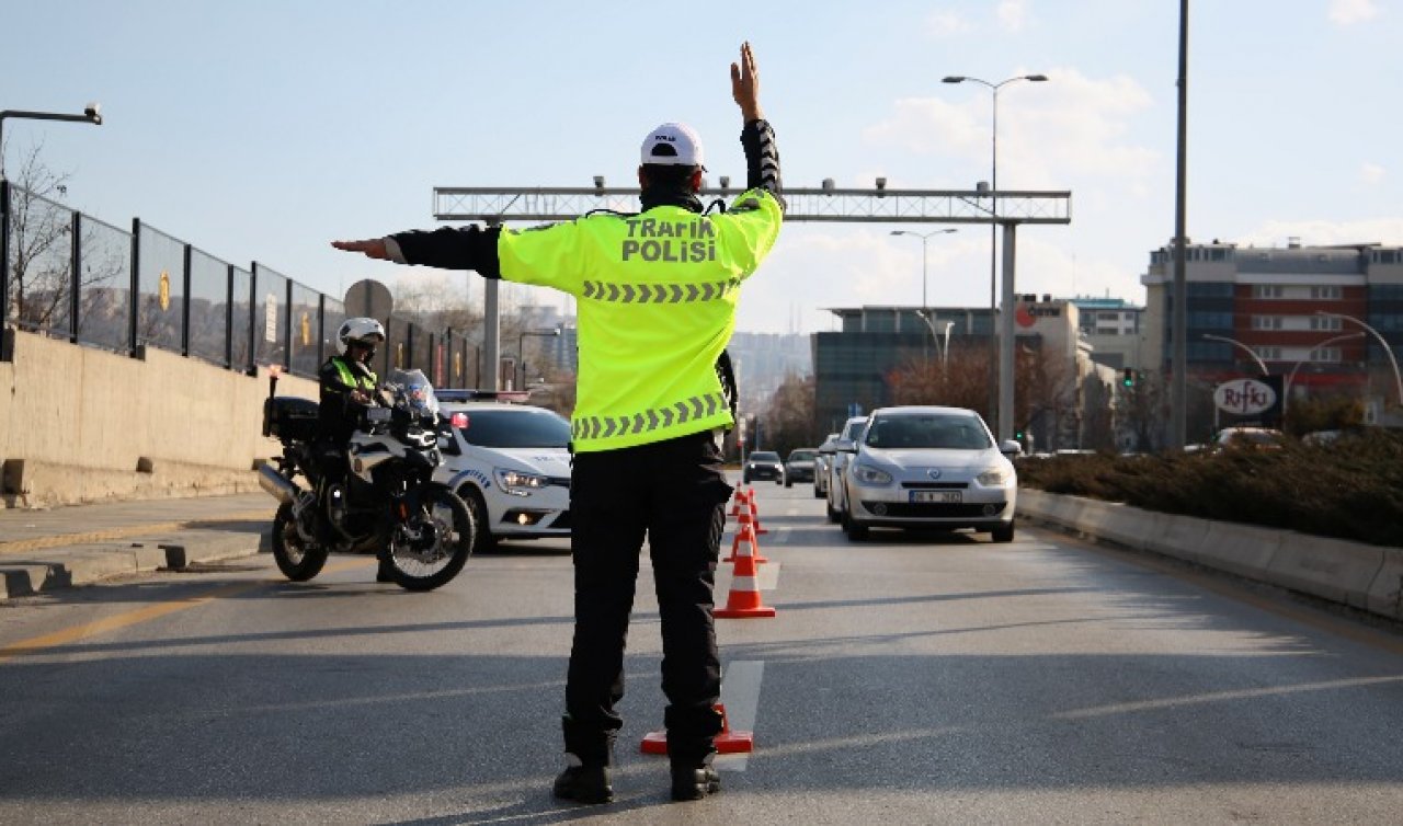 Dur ihtarına uymayan motosikletlinin çarptığı polis memuru şehit oldu 