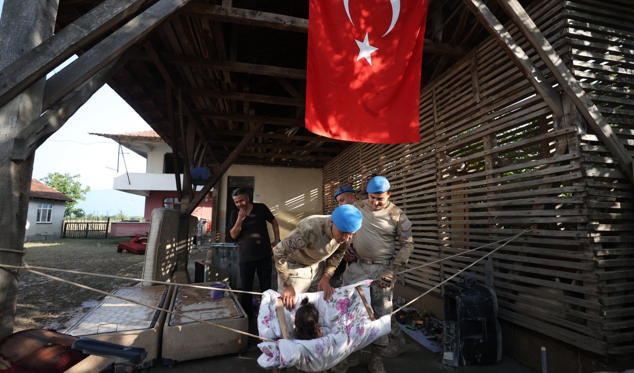 Mehmetçik iş başında: Selde su altında kalan köyün yardımına koştu