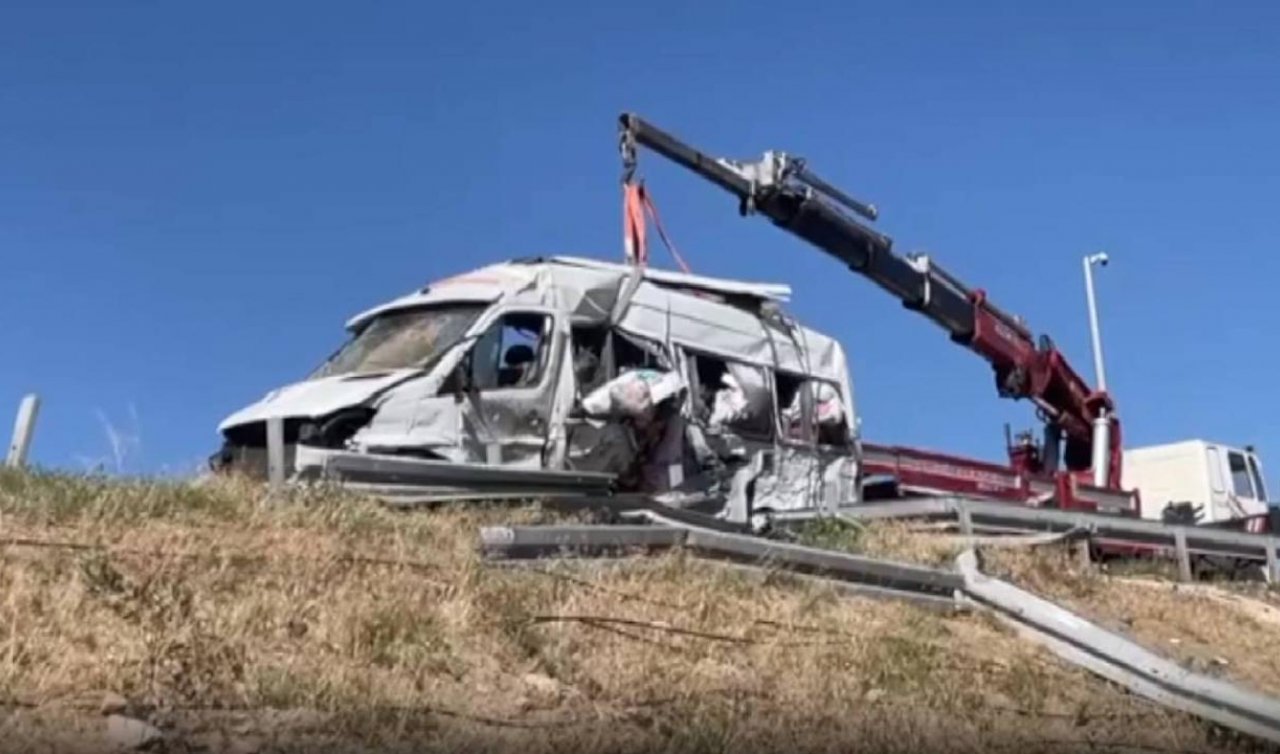 İşçileri taşıyan minibüs devrildi: 24 yaralı