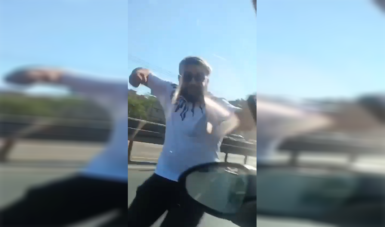 Trafik dehşeti! Hamile kadının bulunduğu arabayı yumrukladı 