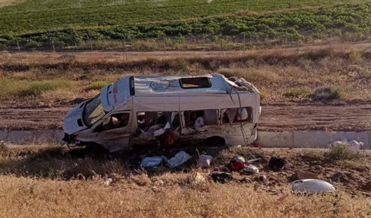 İşçileri taşıyan minibüs devrildi: 24 yaralı