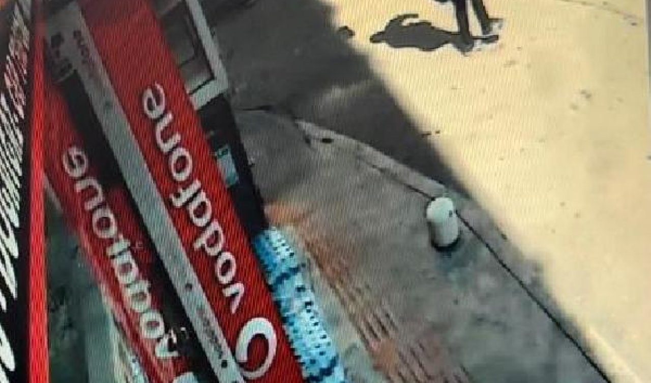 Yok böyle kaza! Kamyonun çarptığı beton duba yayanın başına isabet etti! İşte korkunç anlar