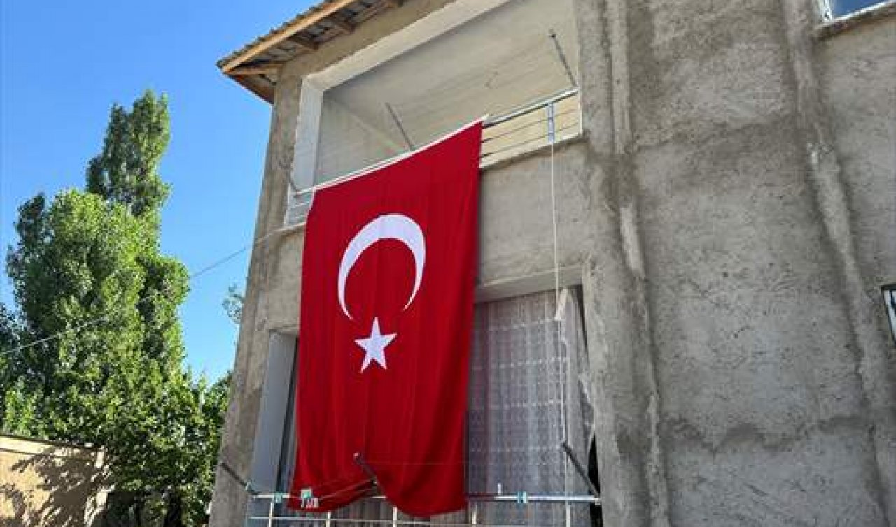 Şehit Piyade Uzman Çavuş Kırmızıkoç’un ailesinin evine Türk Bayrağı asıldı