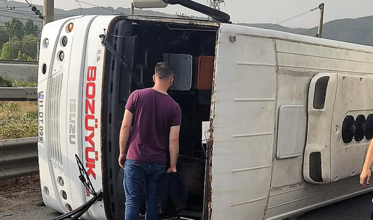 Otomobilin çarptığı işçi servisi devrildi: 11 yaralı