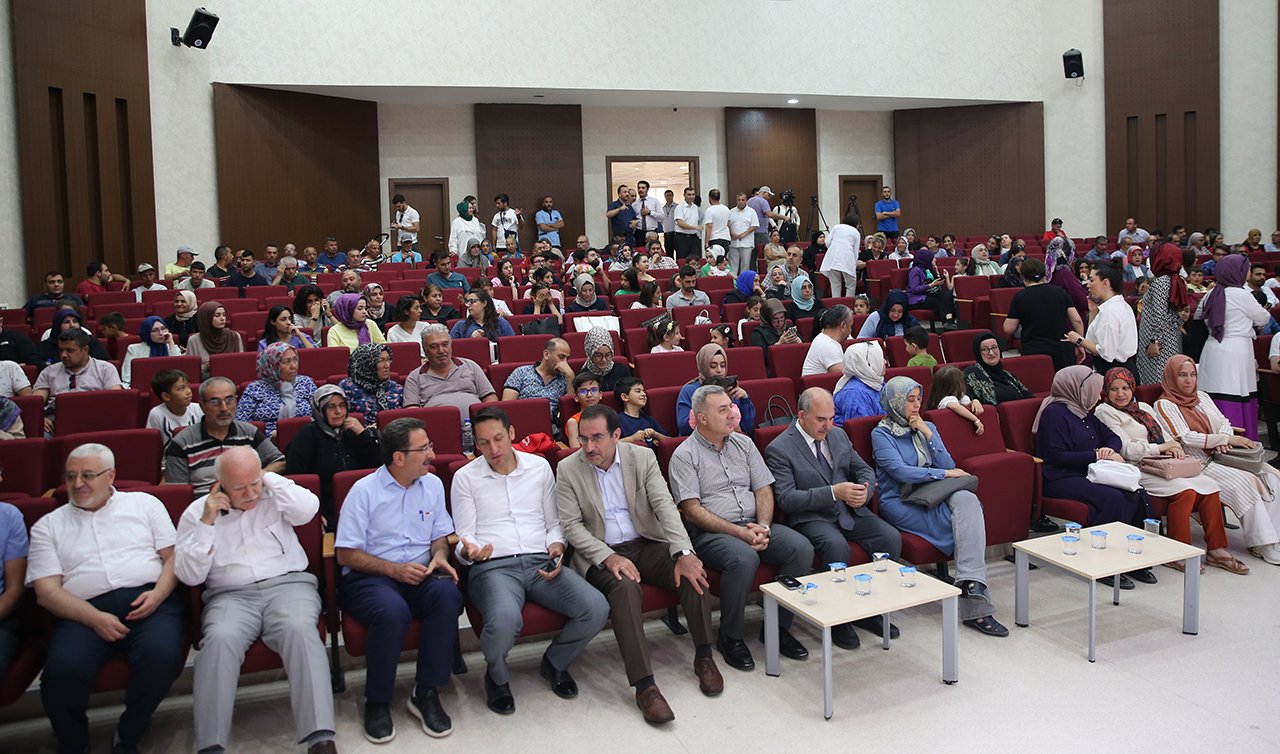 Konya’da hastalar ile sağlık personeli tiyatro gösterisi sundu 