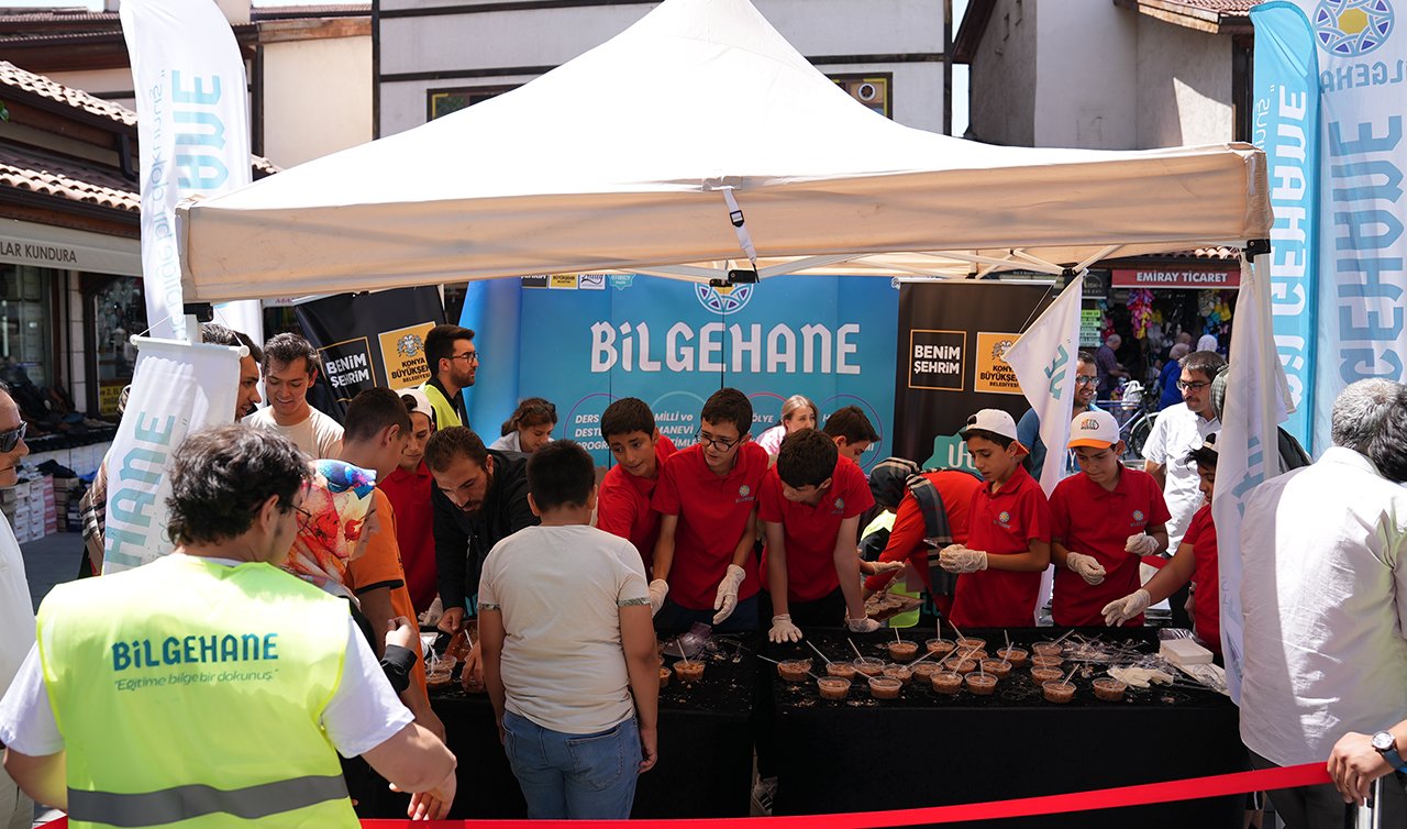 Bilgehane öğrencileri vatandaşlara aşure ikram etti