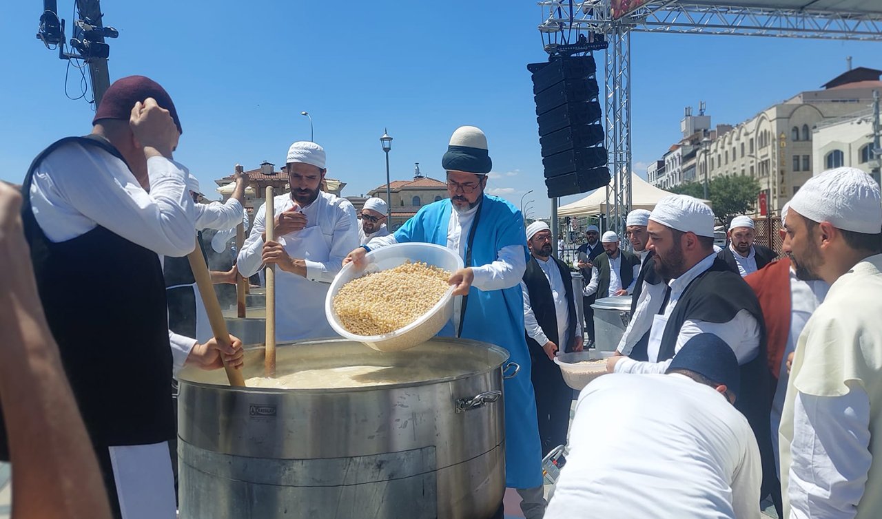 300 yıllık tarifle yapıldı! Fatih Çıtlak Konya’da Aşure pişirdi: Bütün şehir davetli 