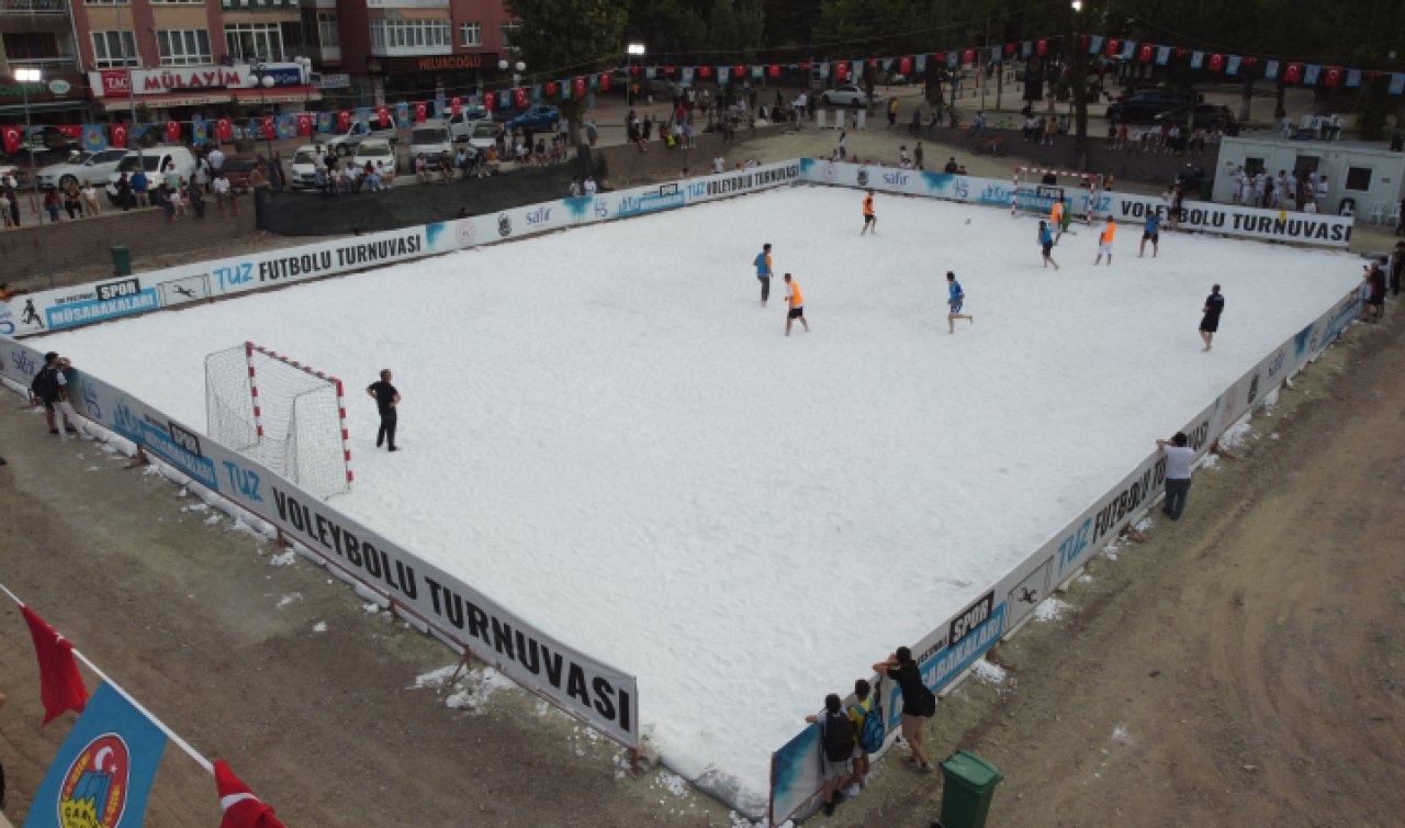 Çankırı’da tuzdan sahada futbol maçı yaptılar