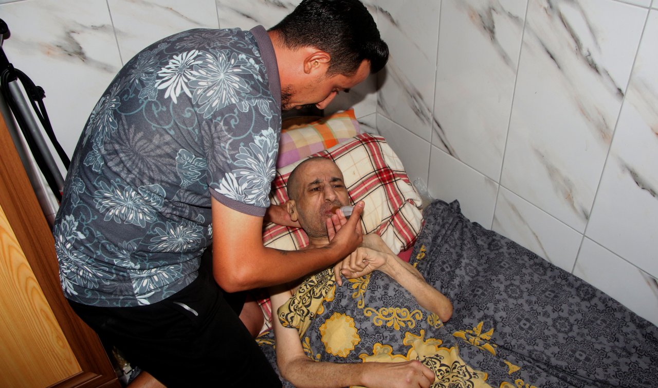Yatalak babasını çöplüğe dönen evde yalnız buldu