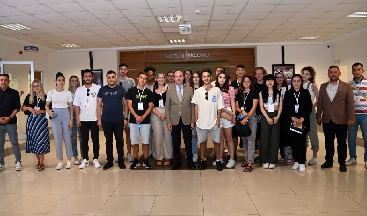 Yabancı öğrenciler Başkan Pekyatırmacı’yı ziyaret etti 