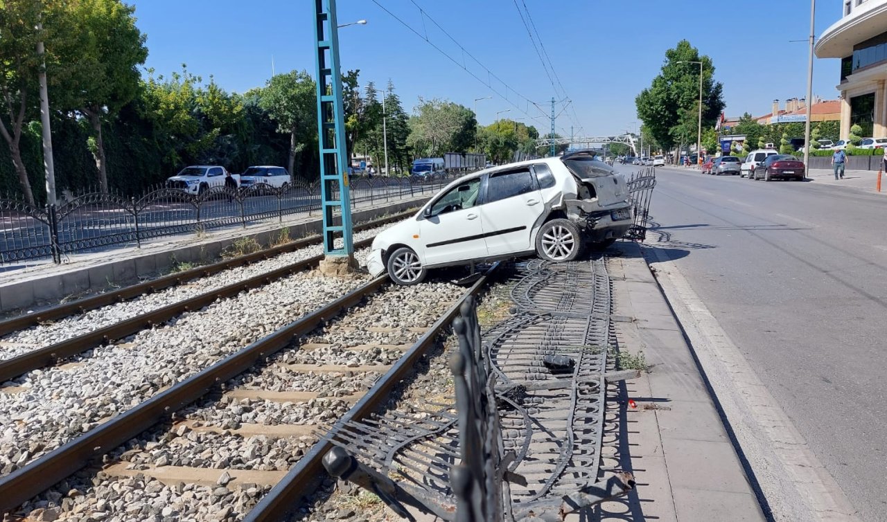 Konya’da otomobil tramvay yoluna girdi! Seferler durdu 