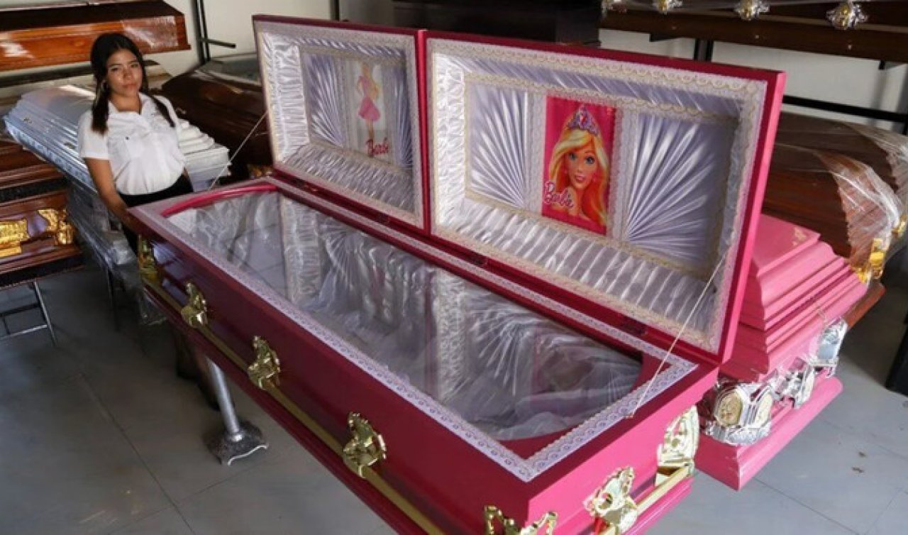 Akım hız kesmeden devam ediyor! Barbie temalı tabutlar üretilmeye başlandı