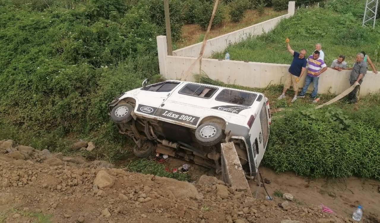 İşçileri taşıyan minibüs şarampole devrildi: 13 yaralı
