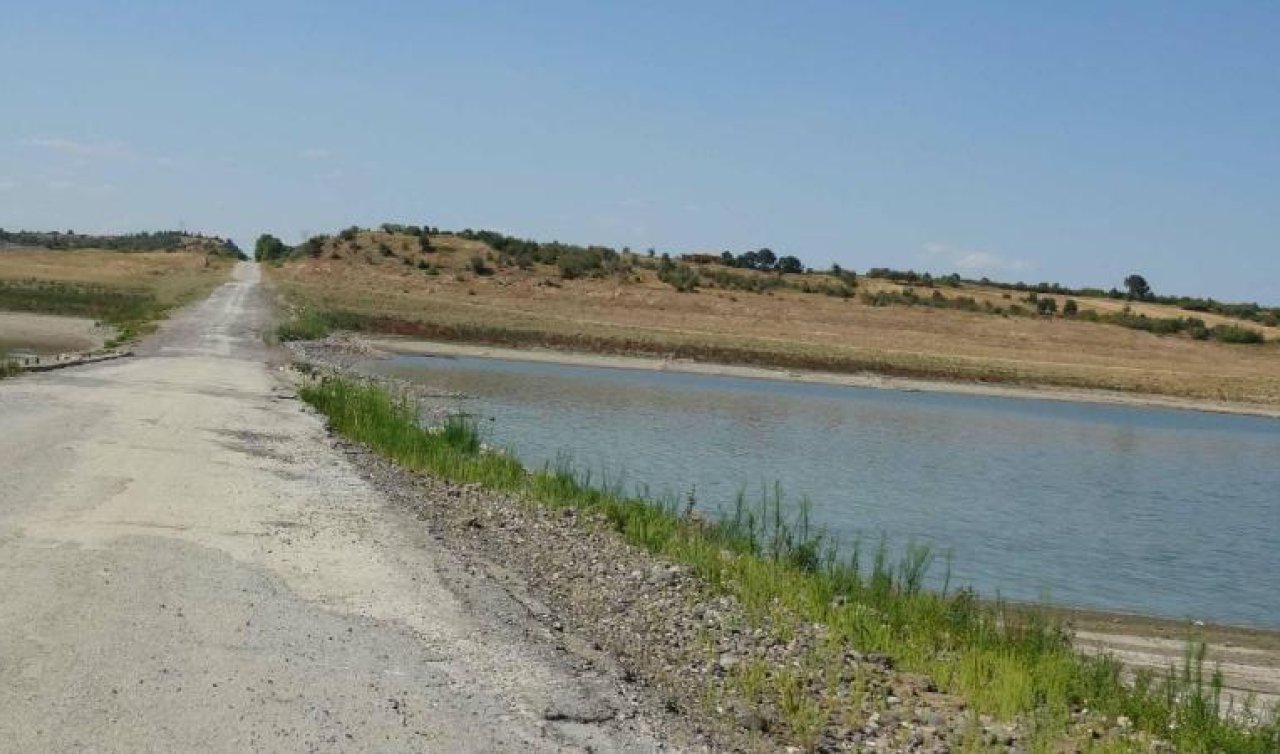 Barajda su seviyesi düştü: eski kara yolu ortaya çıktı