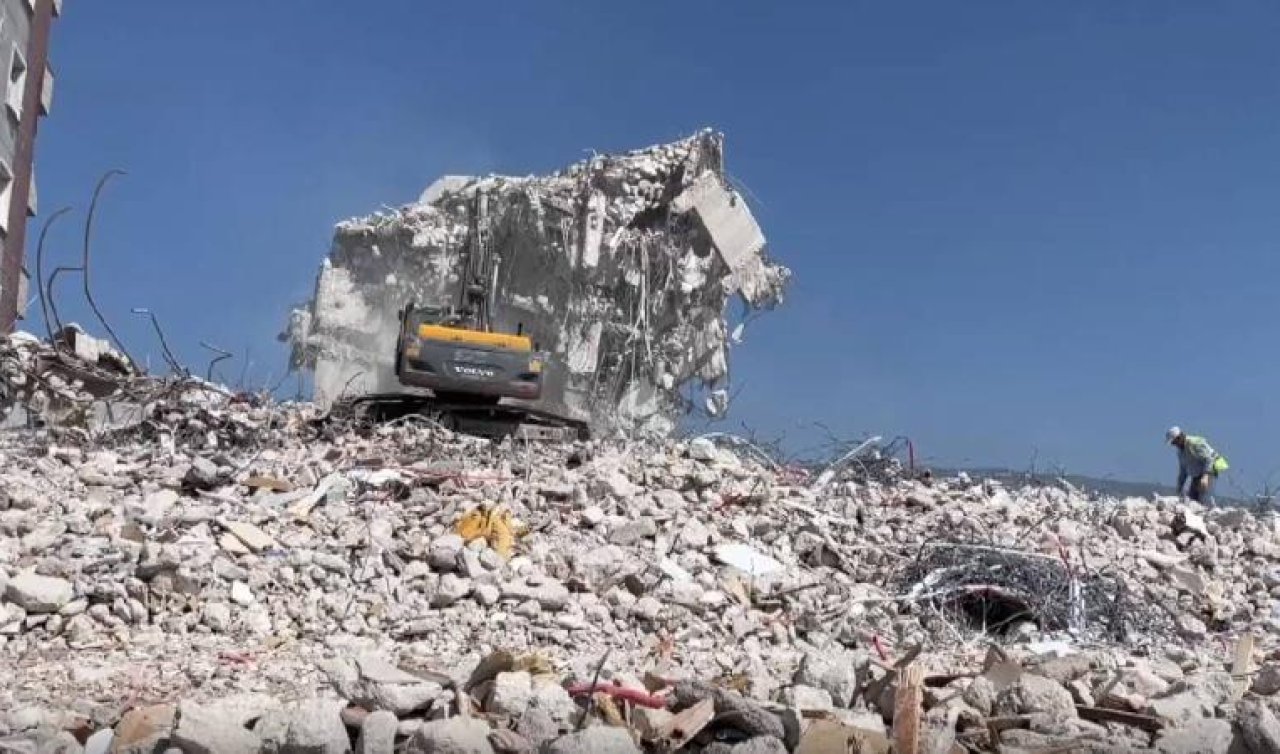 Hatay’da ağır hasarlı binaların yıkımı sürüyor