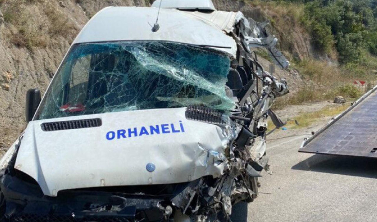 Kontrolden çıkan minibüs kamyonla çarpıştı: 1 ölü 5 yaralı