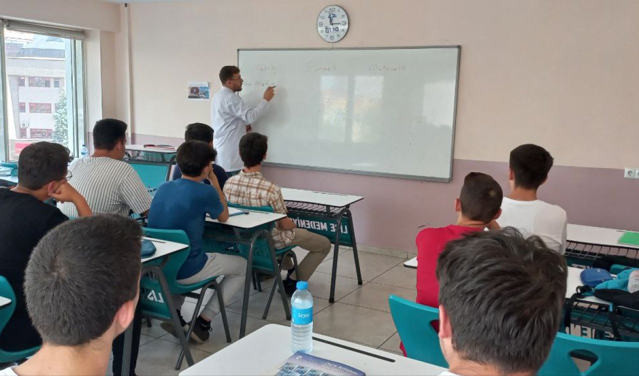 Konya’da YKS Yaz Okulunda öğrenciler üniversite sınavına hazırlanıyorlar