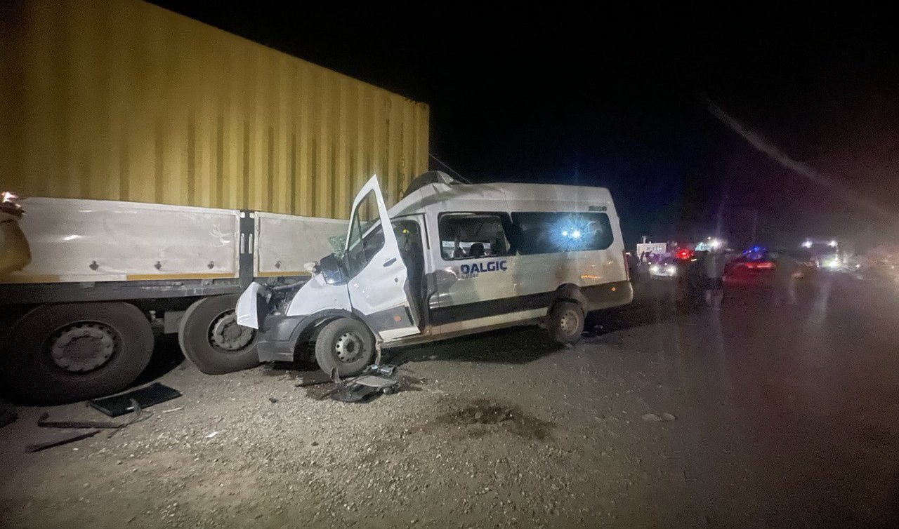 İşçi servisi park halindeki TIR’a çarptı: 1 ölü 7 yaralı