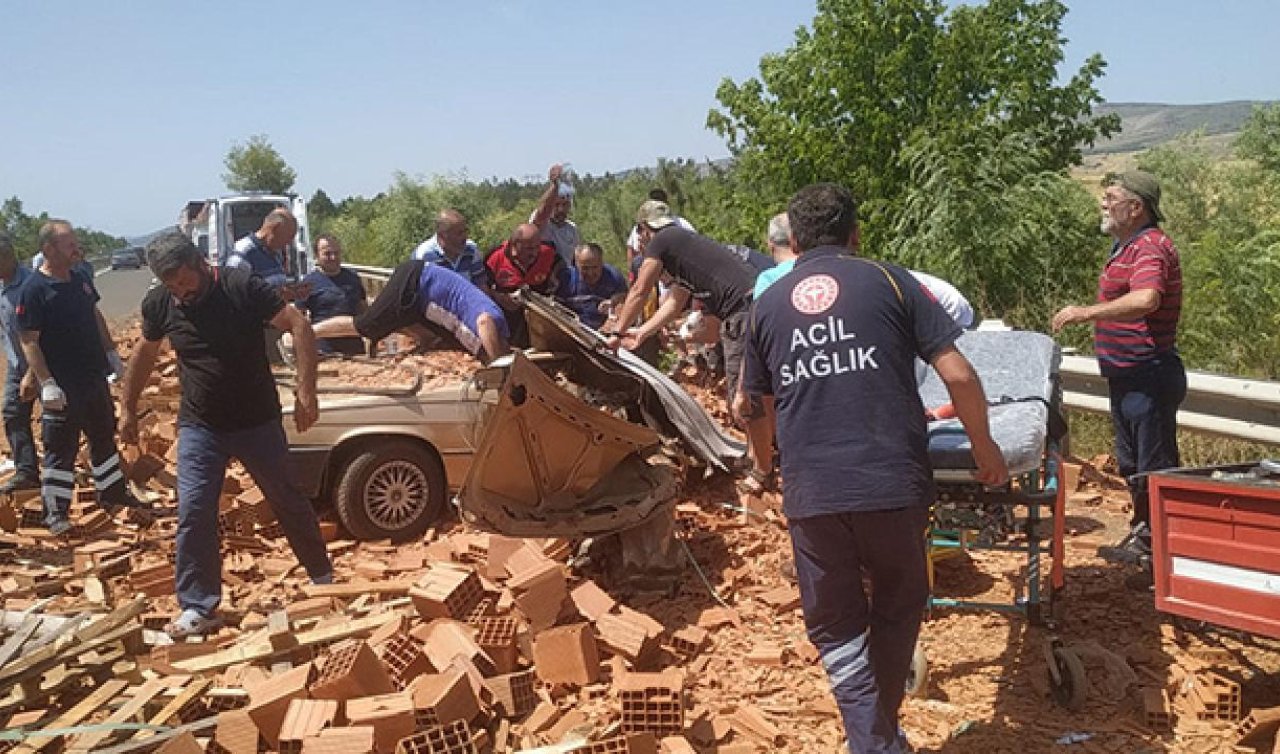  Tırdan otomobilin üzerine tuğla paletleri düştü